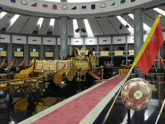 Halb Kutsche, halb Sänfte: mit diesem eigenartigen Gefährt, begleitet von 40 Soldaten, bewegt sich der Sultan bei festlichen Anlässen durch sein Reich.