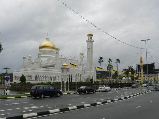 Hier ist die Sultan Omar Ali Saifuddin Moschee noch einmal bei Tageslicht zu sehen.