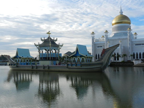 Vor der Moschee befindet sich eine steinerne königliche Barke