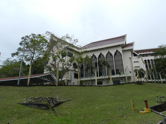 Das Haus mit den 12 Dächern befindet sich auf einem Hügel, den man sich von der Waterfront aus erarbeiten muss.