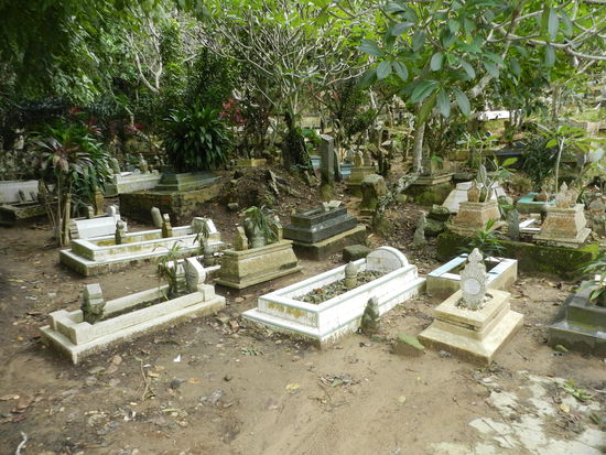 Unterwegs zum 12-Dächer-Haus passiert man einen großen Friedhof