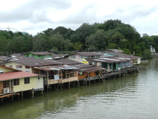Einer der weniger schönen Anblicke: Teile des Watervillages gleichen einem Slum