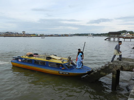 Mit diesem Speedboat ging es eine dreiviertel Stunde den Bruneiriver in südöstliche Richtung nach Bangar.
