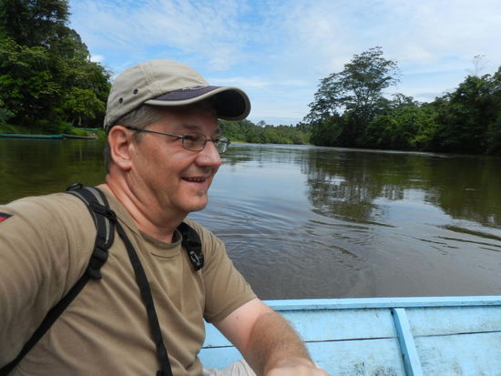 Schnell noch den Fluß überqueren, dann ging es quer durch den Regenwald. Allein in diesen drei Stunden trank ich 3 l Wasser!