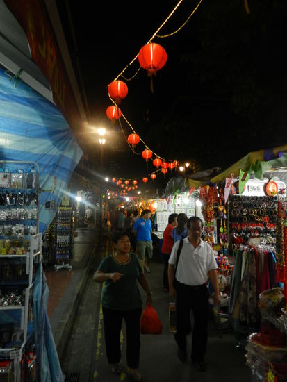 In den engen Gassen gibt es von T-Shirts, Touristenkitsch über jede Form von Arznei- und Lebensmitteln bis hin zu eingelegten Fröschen und Schlangen alles zu kaufen.