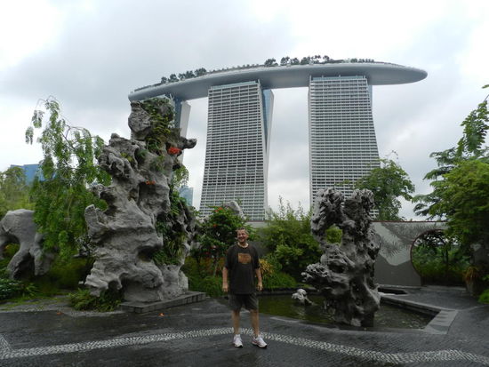 Das Hotel Marina Bay Sands mit dem schiffsrumpfähnlichen Dach, welches den größten Außenpool der Welt enthält. Dieser reicht bis an die Kante des Gebäudes...