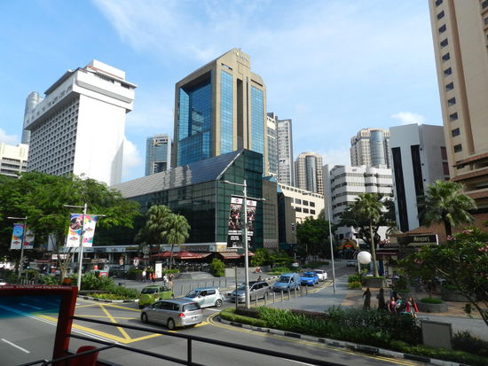 Alte und neue, niedrige und hohe Gebäude - das ist das Stadtbild von Singapur