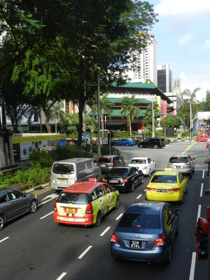 Der Anfang der Orchardroad, der Haupteinkaufsmeile Singapurs