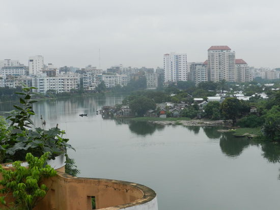 Blick vom Hoteldach, die Kameralinse ist noch etwas beschlagen, so schwül und feucht ist es