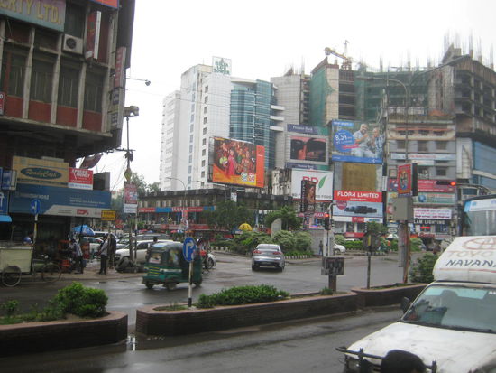 Regnerisch, schwül-heiß und schmutzig - so empfing mich Dhaka am ersten Tag.