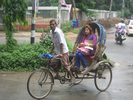 Wohin das Auge blickt, sind Fahrrand-Rikschas zu sehen.