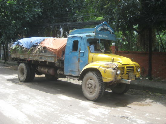 1984 in Indien und Pakistan kamen mir diese Bedfords mit selbstgebautem Führerhaus schon wie Oldtimer vor; sie fahren aber immer noch.