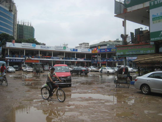 Matsch und Modder vor dem Einkaufszentrum, Wetter und Stimmung sind trübe