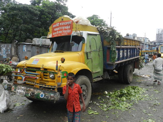 Vor dem Großmarkt warten LKW mit Gemüse auf das Entladen
