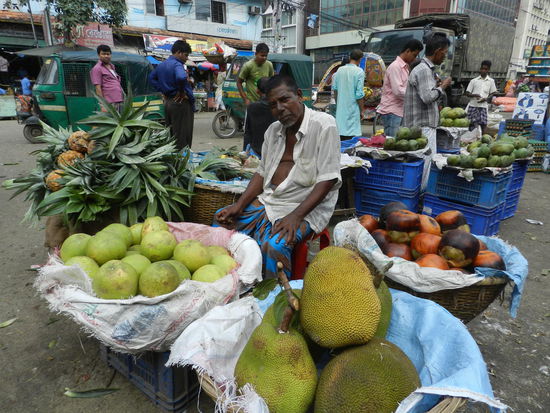 ... sowie dieser Obsthändler mit der riesigen Jackfrucht warten auf Kunden