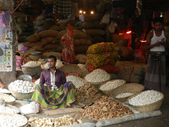 Alle Sorten von Gewürzen, Gemüse und Obst sind in dem weitläufigen und offenen Großmarkt zu finden.