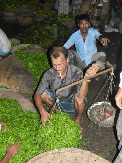 Hier wird grüner Chili abgewogen