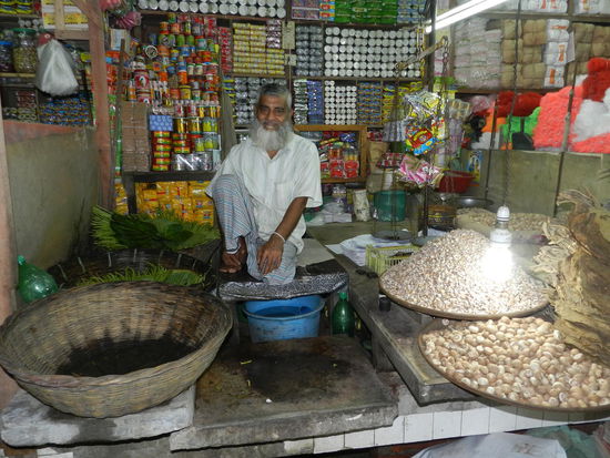 Und noch mehr Gewürze, aber auch örtlicher Tabak sind im Angebot in der Markthalle neben dem offenen Markt.