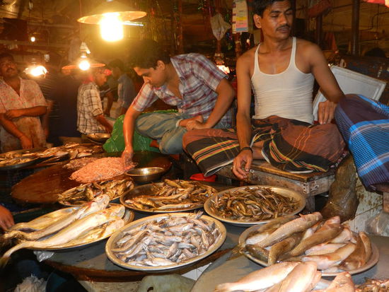 Inmitten ihres Warenangebotes sitzen die Verkäufer und können mit wenigen Körperdrehungen alles erreichen