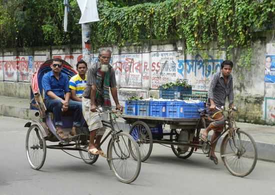 Es muss hunderttausende dieser Personen- und Lastenrikschas geben... Ohne sie läuft aber nichts in Dhaka