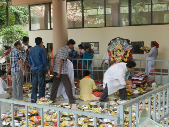 Viele Hindus brachten jede Form von Essen als Opfer dar; das Schlachten von Ziegen wollte ich mir aber nicht anschauen und ging daher zügig weiter