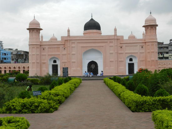 Das Lalbaghfort, eigentlich Wohnsitz und Verteidigungsanlage des Mogul, diente später unvollendet als Grabstätte der Töchter des Moguls.