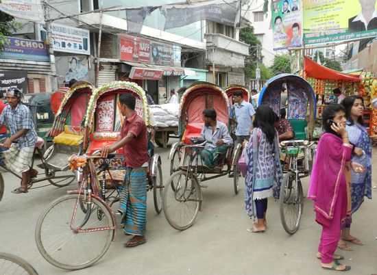 Kunterbunter Troubel herrscht vor dem Forteingang