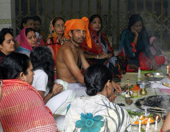 ... einem ethnischen Viertel der Hindugemeinde, die am Tage meines Besuches ein Opferfest feierte; hier ein kleiner Familientempel in einer Seitengasse