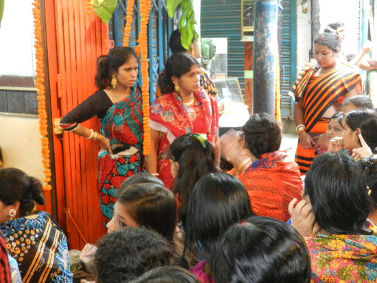Familien und Nachbarn treffen sich in winzigen Tempeln, die zur Feier des Tages alle herausgeputzt wurden
