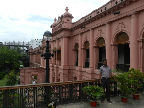 Der Ahsan Manzil-Palast an den Ufern des Sadarghatflußhafens
