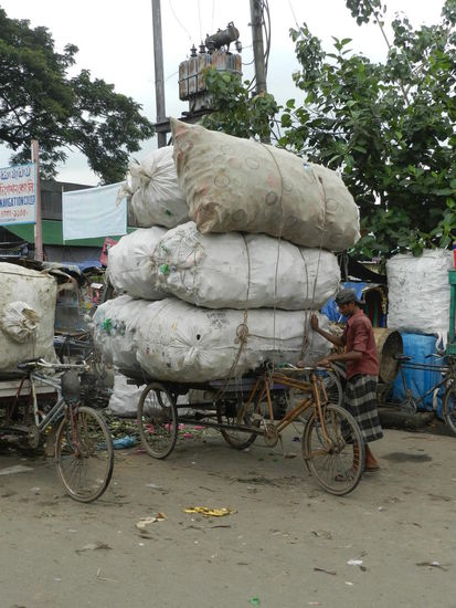 Lastenriksha auf dem Weg zum Flußhafen