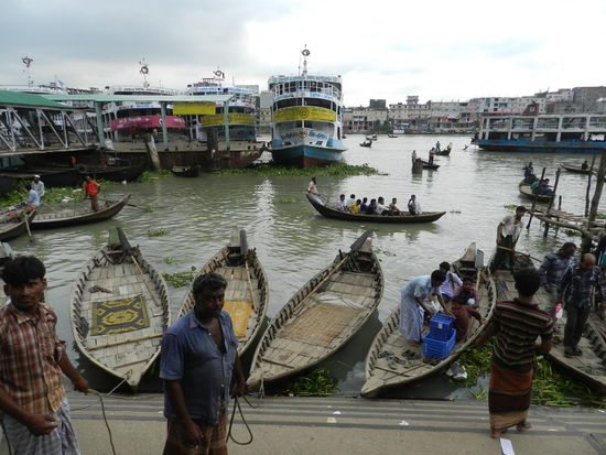Winzige Boote neben Flußdampfern - und wieder ein unglaubliches Gewusel von Menschen