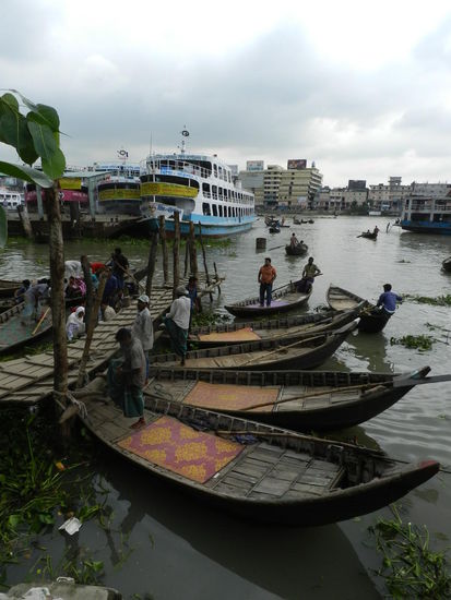 Mit diesen Nachen werden Passagiere und Waren auf die andere Flußseite übergesetzt