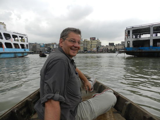 Ein wenig Unwohl war mir schon, nur wenige Zentimeter über dem Wasser und zwischen all den anderen Booten und vor allem den großen Passagierfähren, die vorwärts, rückwärts und seitwärts fahren und dabei bis auf ganz kurze Distanz an die kleinen Boote herankommen.