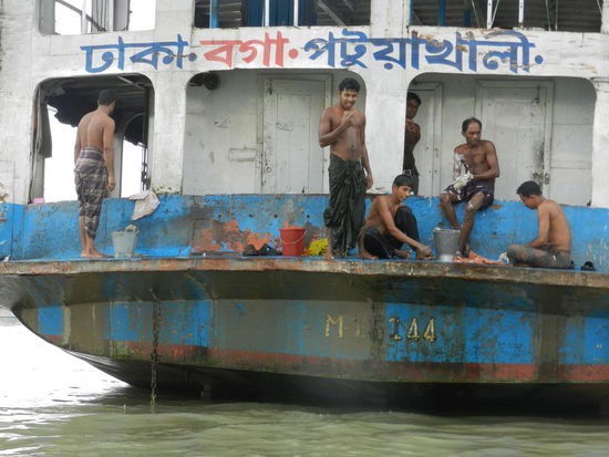 Der Fluß ist alles: Badezimmer, Toilette, Trinkwasserspender, Viehtränke ...