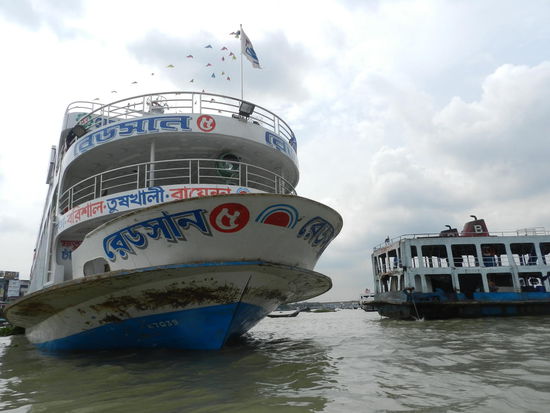 Gefährlich nahe kommen einem die großen Passagierfähren ...