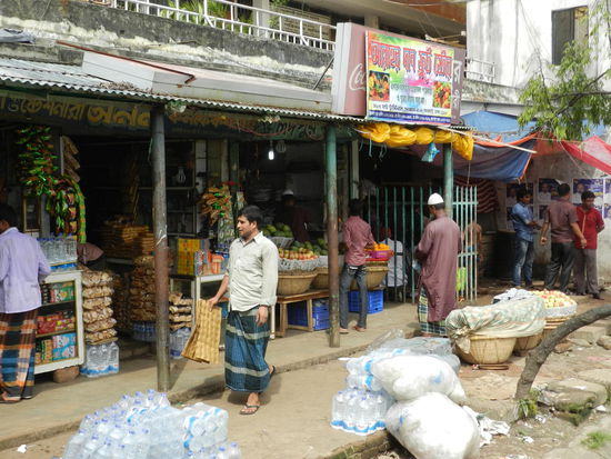 An der Hafenmole stapeln sich Waren
