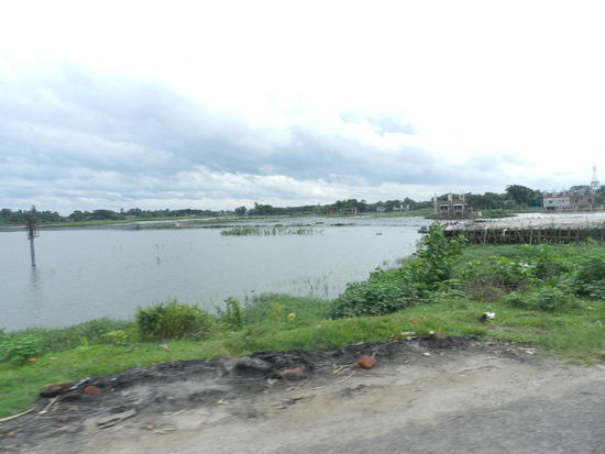 Feuchtes Schwemmland, Reisfelder, Fischwiesen bestimmen die durch Flußläufe durchzogene Landschaft rund um Sonargaon