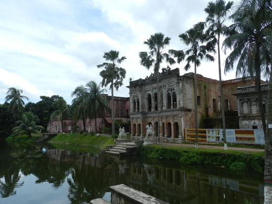 Der Sitz des Mogul in Sonargaon, eingebettet in einen landschaftlich schönen Park