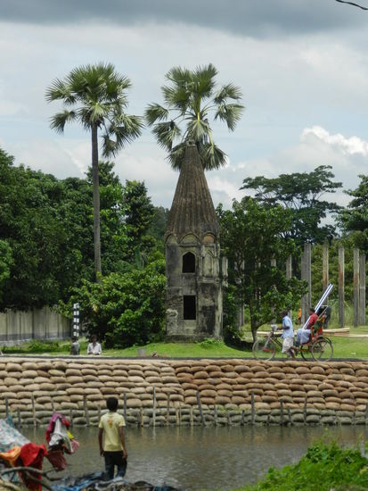 Manche Ufer müssen mit Sandsäcken gestärkt werden