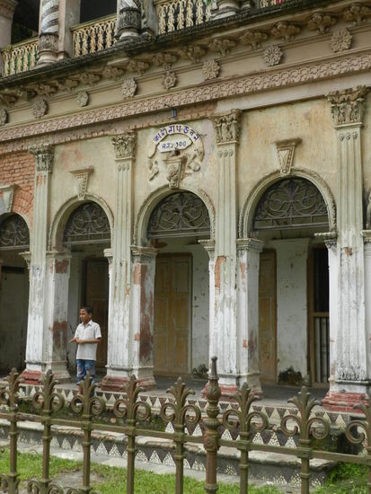 Das älteste Gebäude des Straßenzuges, leider auch nur noch eine Ruine, in der aber immerhin einige Menschen leben