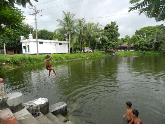 Ein normales Dorfleben gibt es natürlich auch, hier schwimmen Kinder im Dorfteich und haben Spaß daran, mir ihre Spring- und Schwimmkünste zu zeigen.