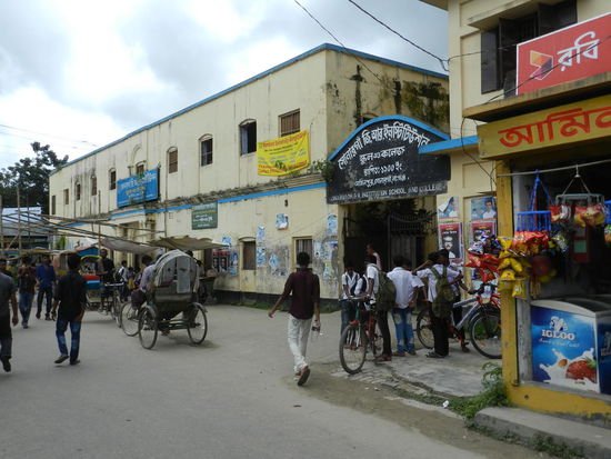 Schulkinder fahren teilweise mit Rikschas nach Hause
