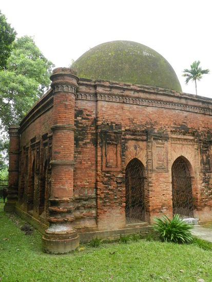 Die Goaldimoschee, etwas abseits vom Gewusel der Stadt hatte der Mogul seine religiöse Stätte gebaut, heute ein historischer Schatz und nicht mehr genutzt.