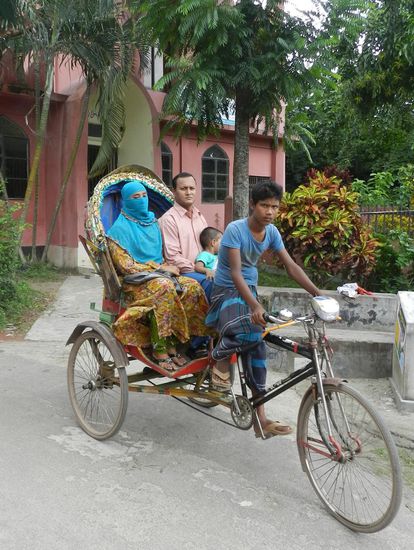 Familienausflug am Rande des Dorfes