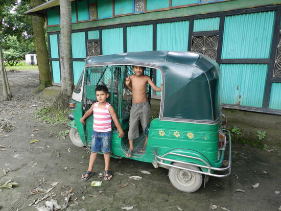 Der Reichtum Bangladeshs: Kinder und Tuk-Tuks