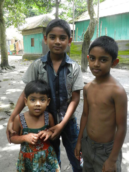 Diese drei Geschwisterkinder zeigten mir ihren Wohnweiler (und jedes Familien-Huhn)