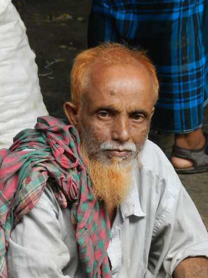 Was hatte ich alles vermutet, was sich wohl hinter dem Färben des Bartes verbirgt! Religiöses, politisches, Zugehörigkeit zu irgendeiner Organisation/Gruppe? Nein, das Geheimnis ist gelüftet: Eitelkeit! Zunächst schwarzhaarig gilt weißes Haar einfach als alt. Und so wird es mit Henna rötlich gefärbt.