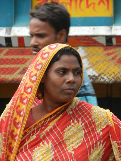 Lange, bevor bei uns Piercing Mode wurde, war dieser Schmuck auf dem indischen Subkontinent bereits weit verbreitet.