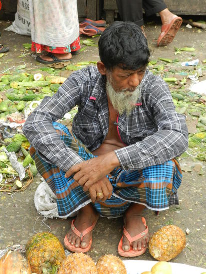 Ob er seine Ananansfrüchte heute wohl verkaufen kann?